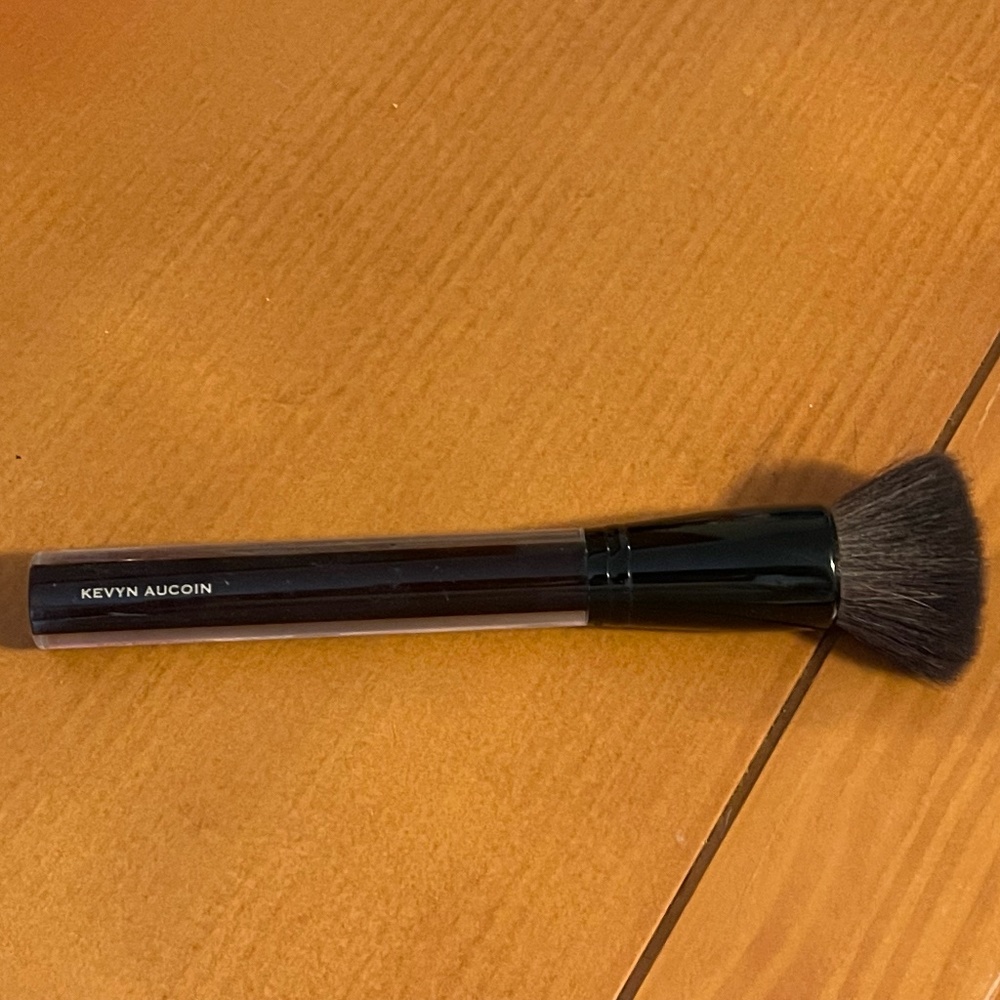 Kevyn Aucoin Buff Brush
